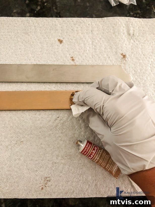Kendi Masanı Yapmak Çocuk Oyuncağı 3 Applying Rub n Buff to metal brackets to customize their color for the DIY floating desk project.