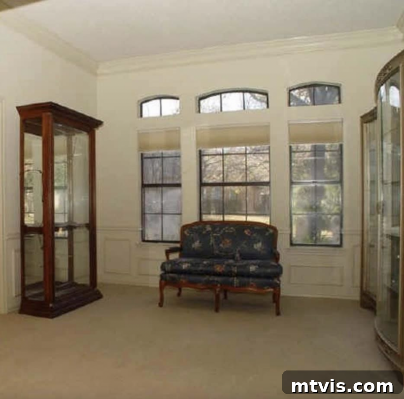 Designer in a Binder: Customer Success Stories 38 Before photo of Ebby's dining room