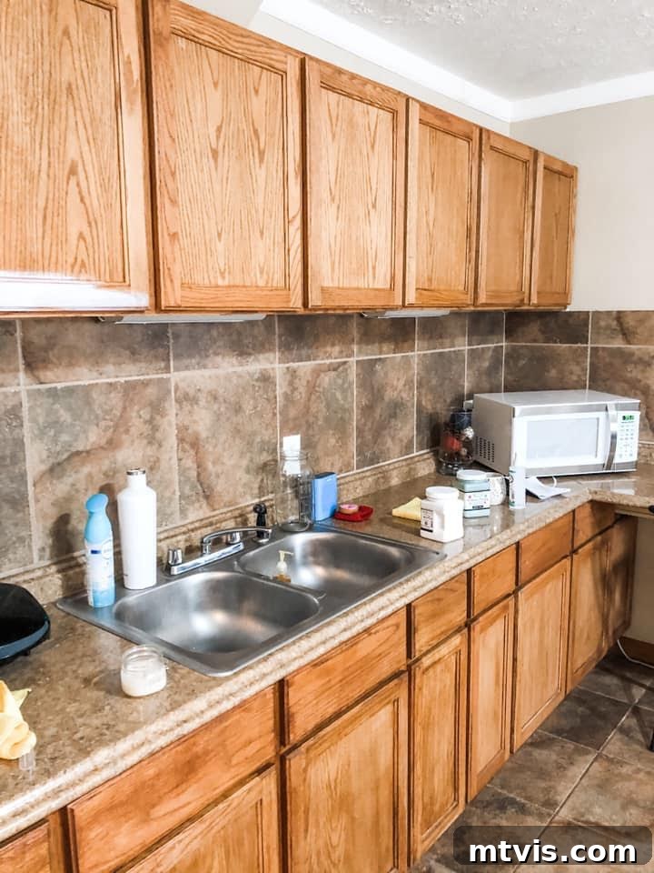 Designer in a Binder: Customer Success Stories 62 kitchen with oak cabinets and brow tile